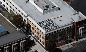 Бұл QR-код танымал Facebook әлеуметтік желісінің ғимаратында орналасқан