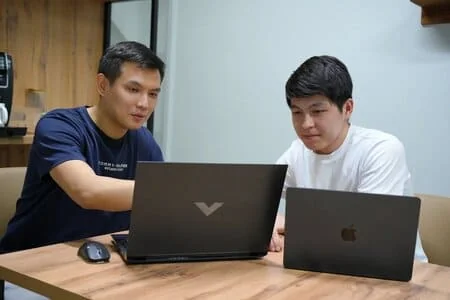 Специалисты ABC Design работают над сайтом за ноутбуками